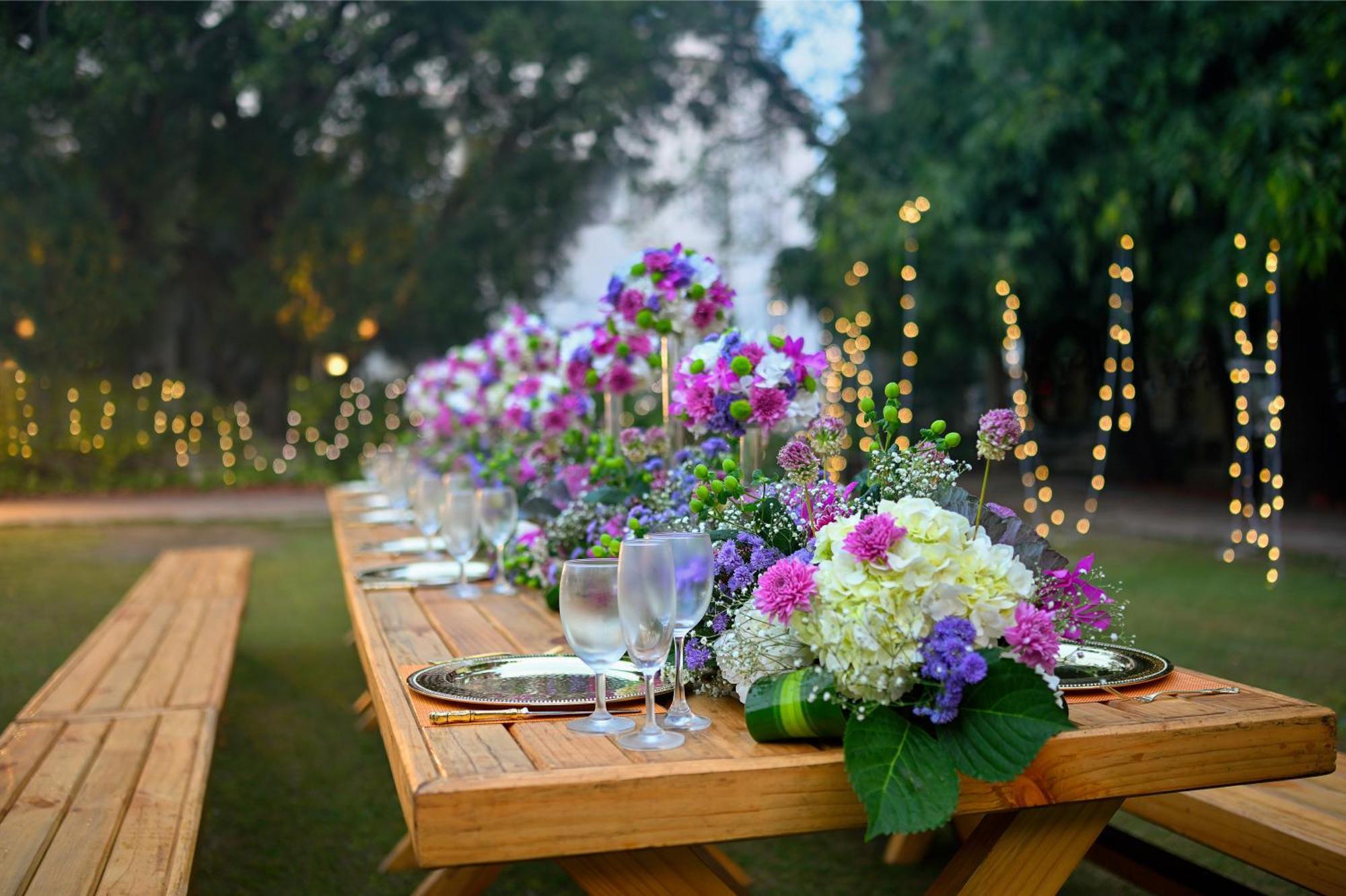 앰배서더 - Ihcl 셀렉션 뉴델리 외부 사진 A table set for a wedding reception